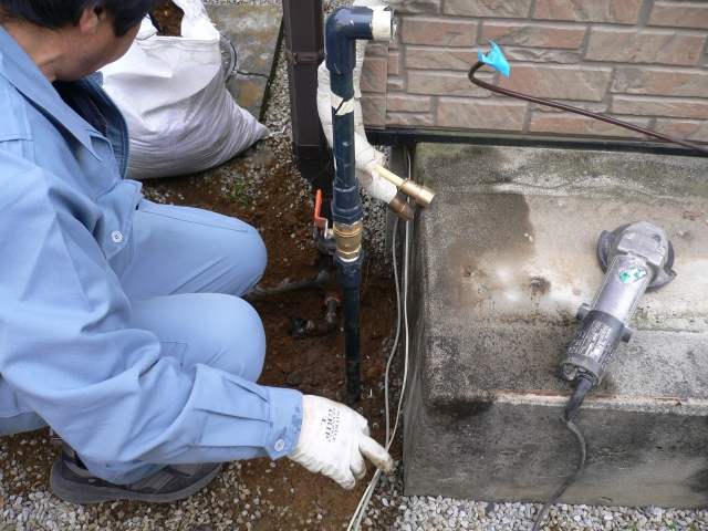 群馬館林　ノーリツガス給湯器施工中の職人